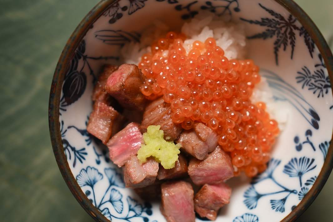 Донбури с вагю, икурой, икрой морского ежа и рисом