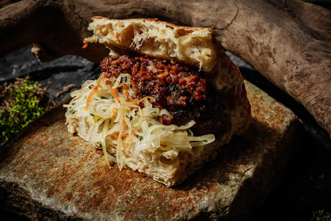 Кебаб из дичи с хлебом из квашеной капусты и яблочным демиглясом