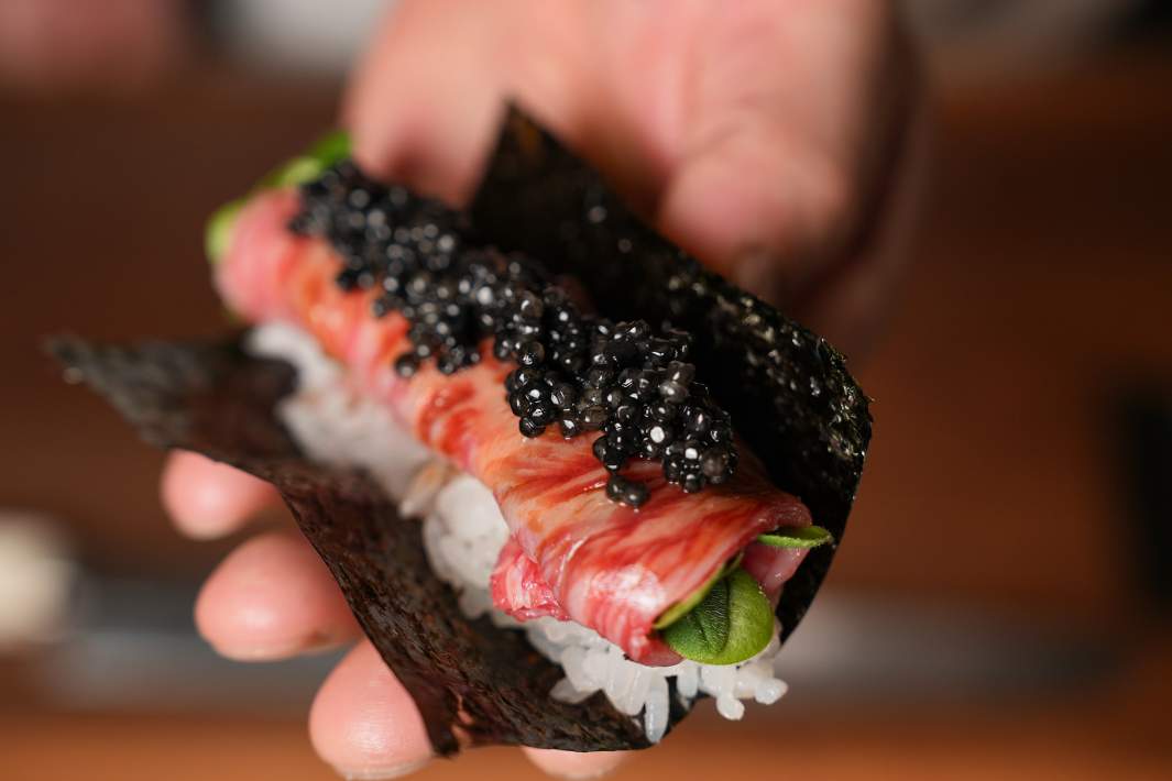 Ролл с сырым вагю, черной икрой и трюфелем