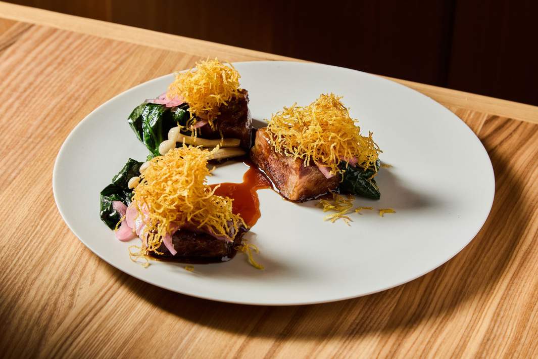 Томленая говядина в соусе демиглас с хрустящим картофелем и сладким луком