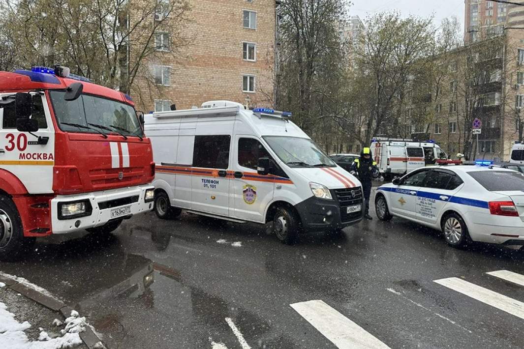 Сотрудники экстренных служб на месте пожара в строящемся ЖК в Москве
