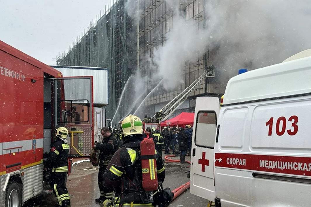 Сотрудники экстренных служб на месте пожара в строящемся ЖК в Москве