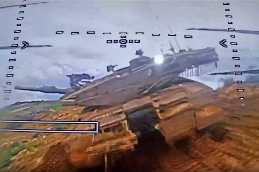 Кадр атаки FPV-дрона «Хезболлы» на израильский танк Merkava Mk.4