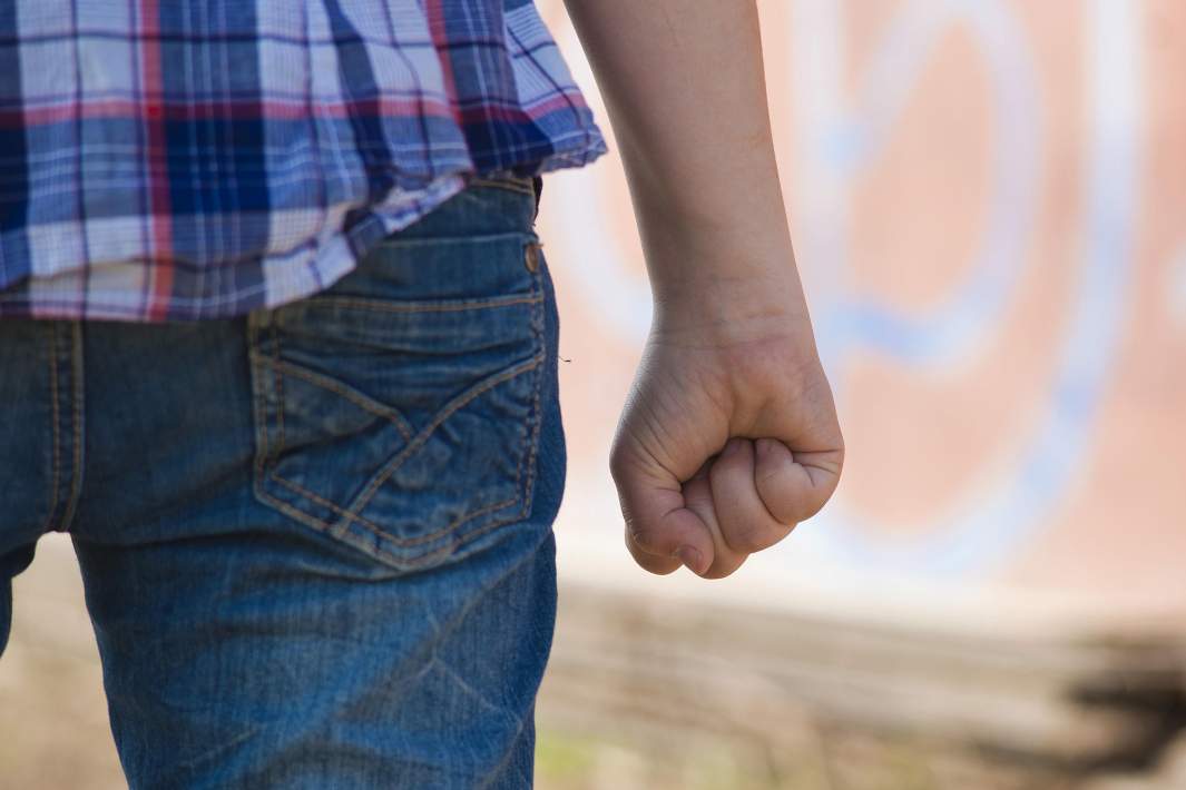 Кулак подростка 