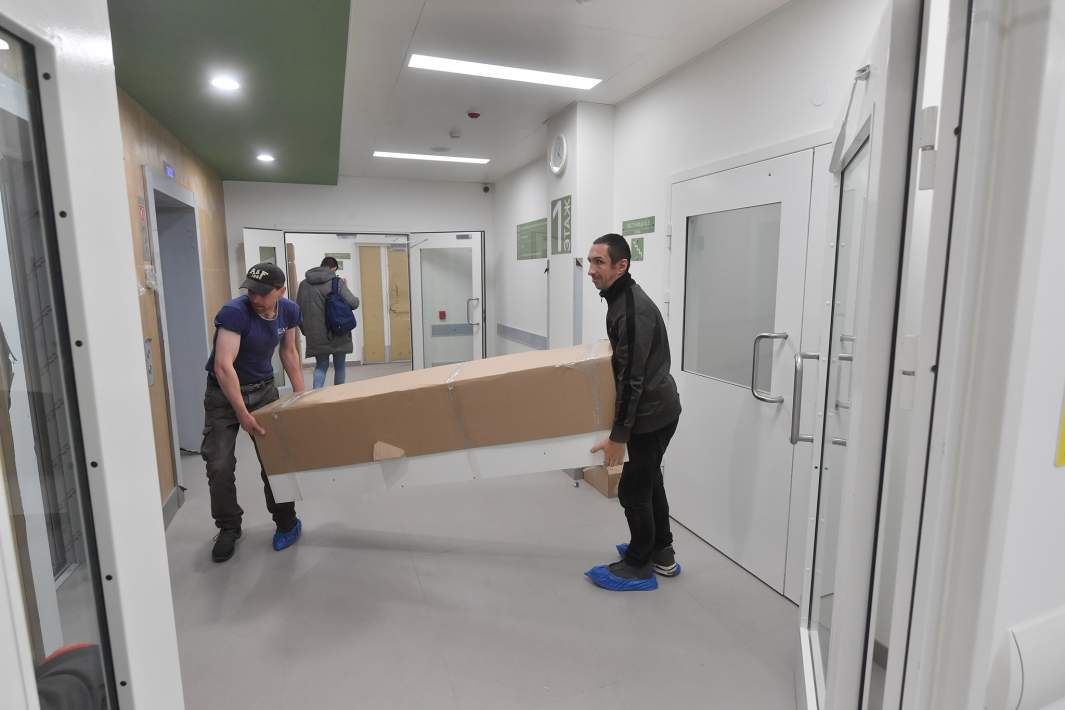 Грузчики несут коробку 