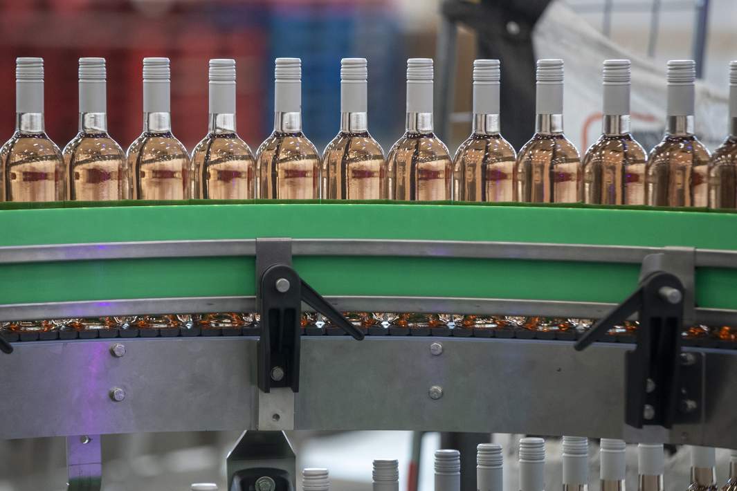 Разлив безалкогольного вина 