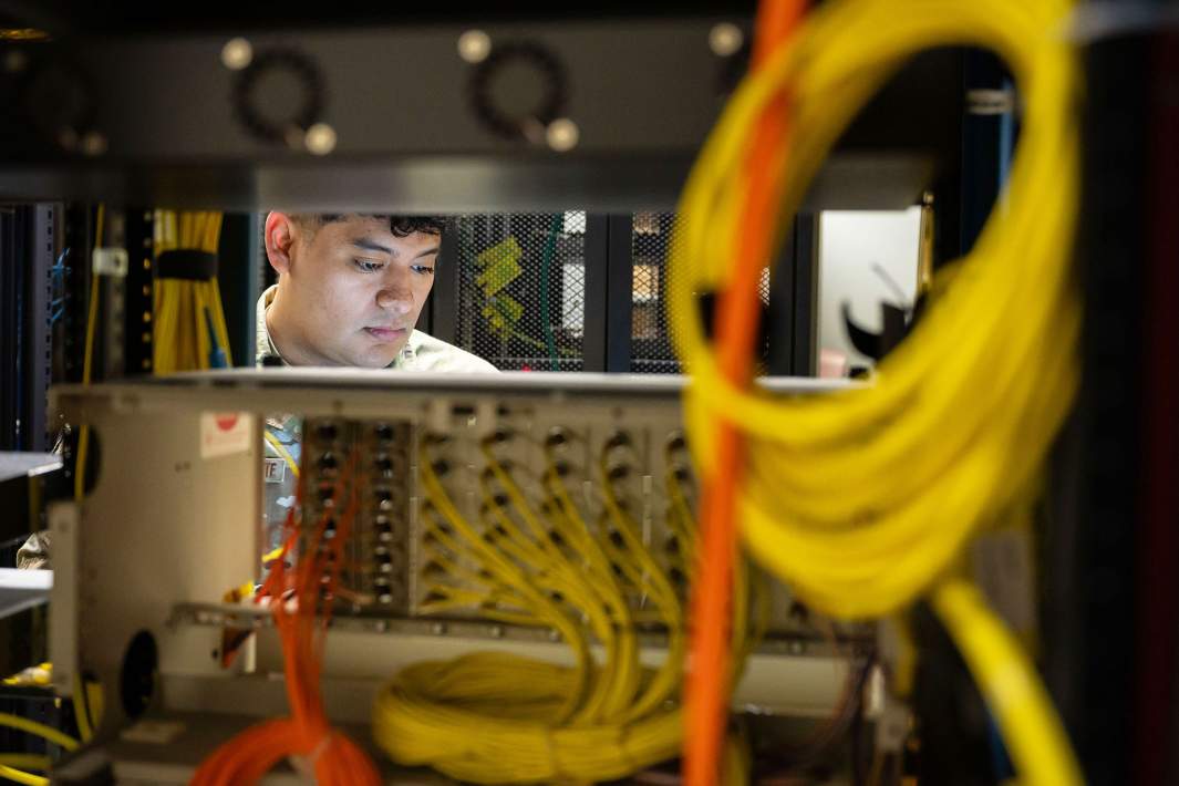 Военный в серверной 