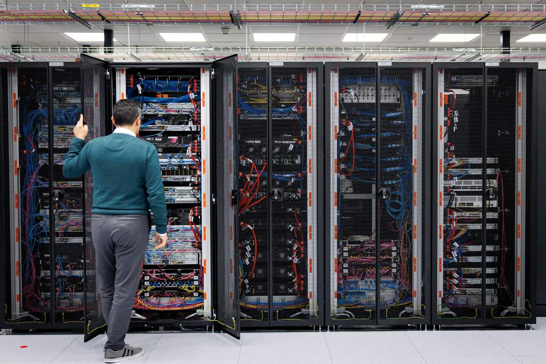 Техник в серверной 