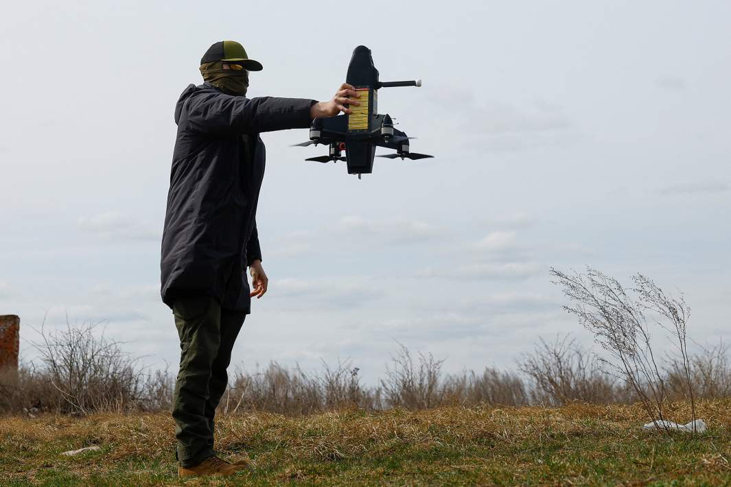 Военнослужащий ВСУ с дроном 