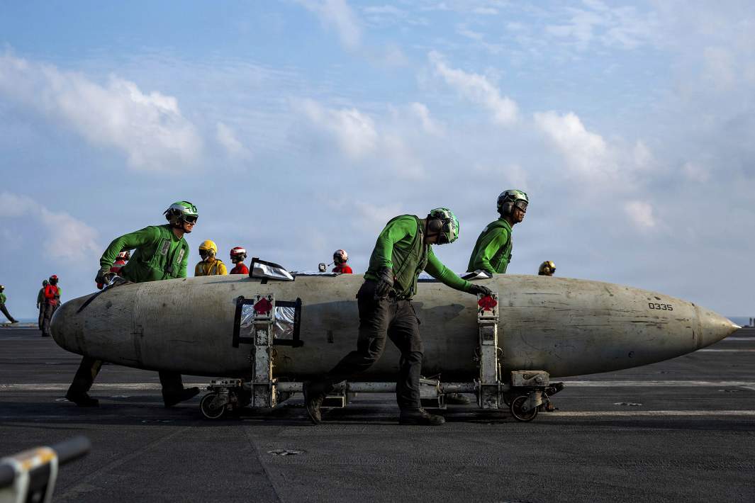 Погрузка бомбы 