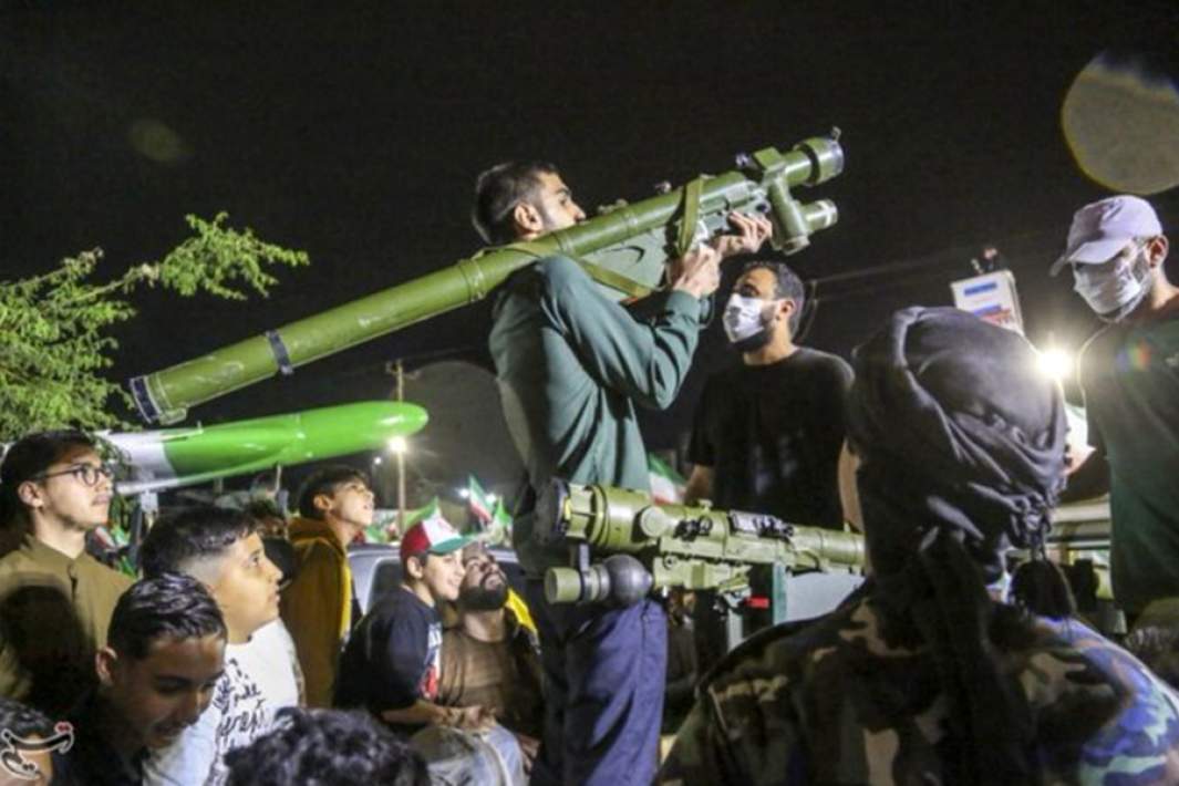 Иранские мужчины с ПЗРК во время одного из митингов. Внизу – ПЗРК «Игла-С»