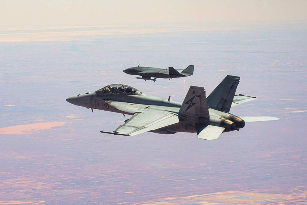 БПЛА MQ-28 Ghost Bat в полете в сопровождении истребителя F/A-18F Super Hornet