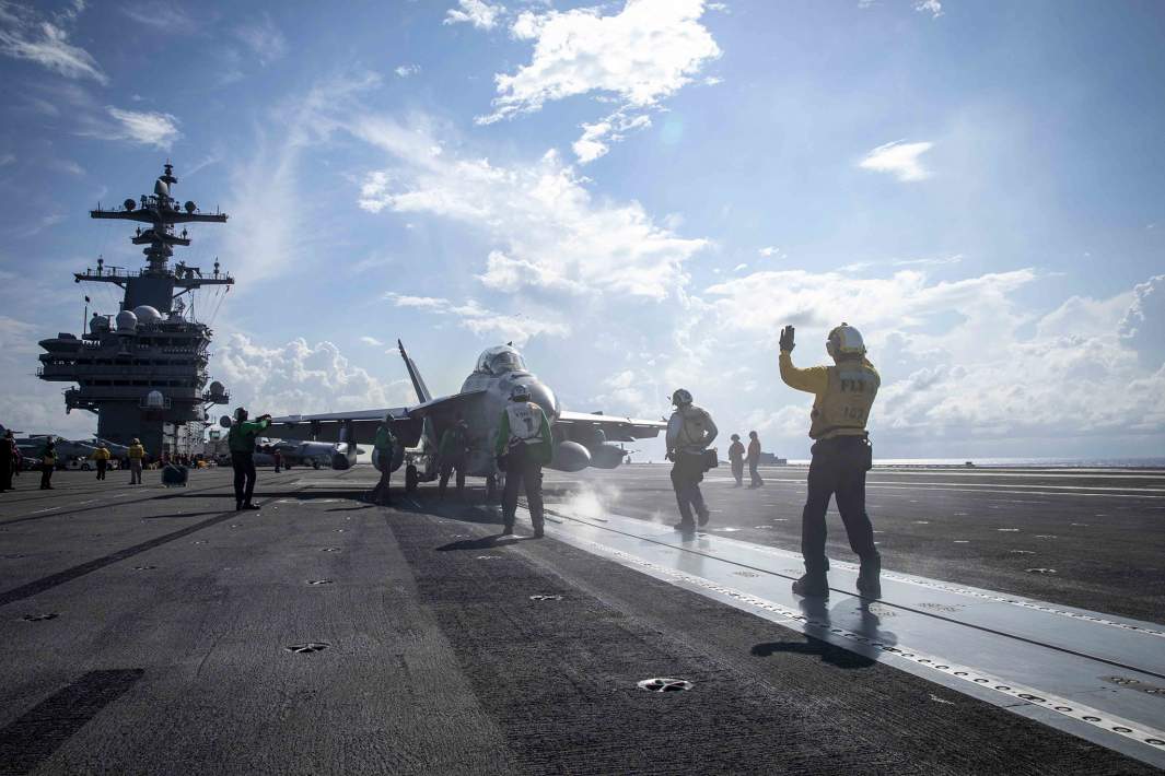 Взлет самолета с палубы авианосца