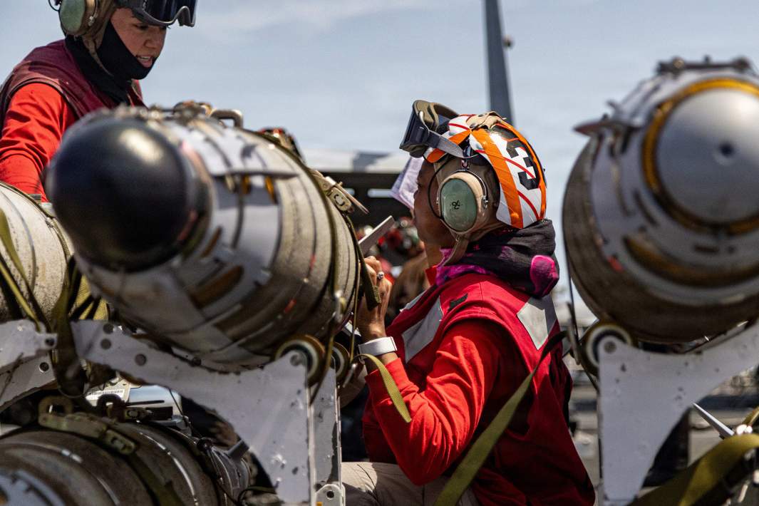 Загрузка авиабомб 