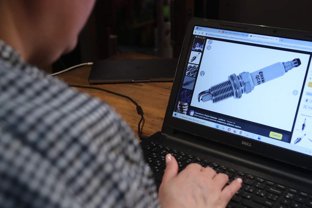 Свеча зажигания на экране компьютера