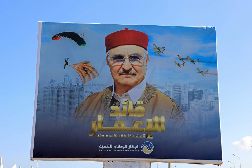 Портрет Халифы Хафтара на рекламном стенде в Бенгази