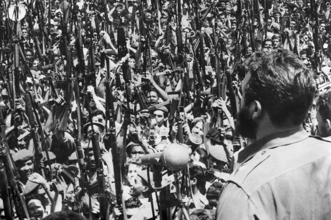 Фидель Кастро выступает с речью в Гаване. 16 апреля 1961 года