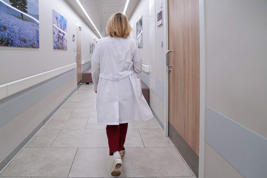 Врач в коридоре