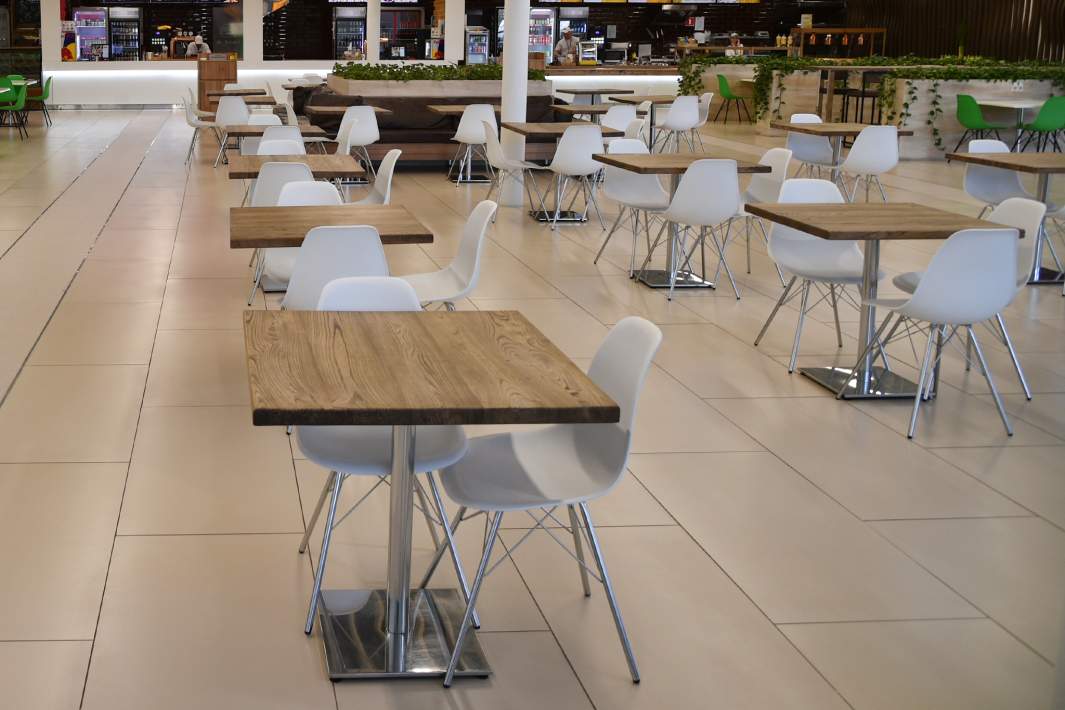 Столы в фудкорте 