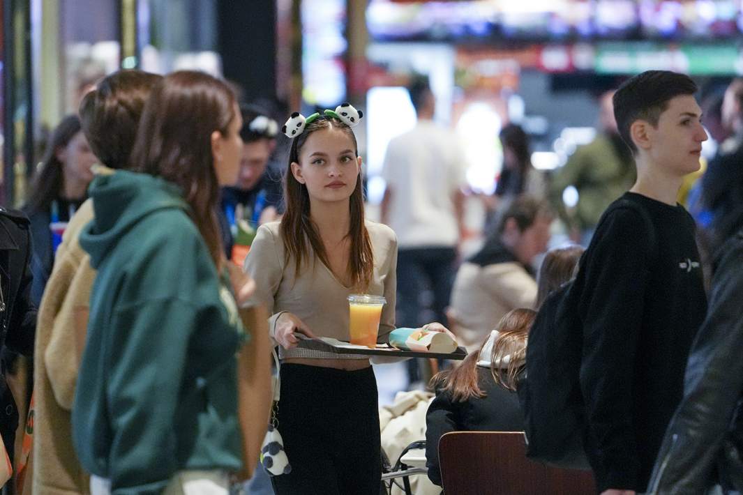 Девушка в ТЦ 