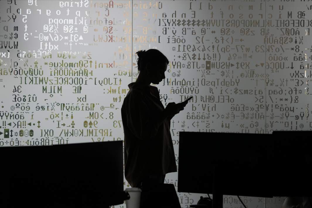 Девушка смотрит в телефон 