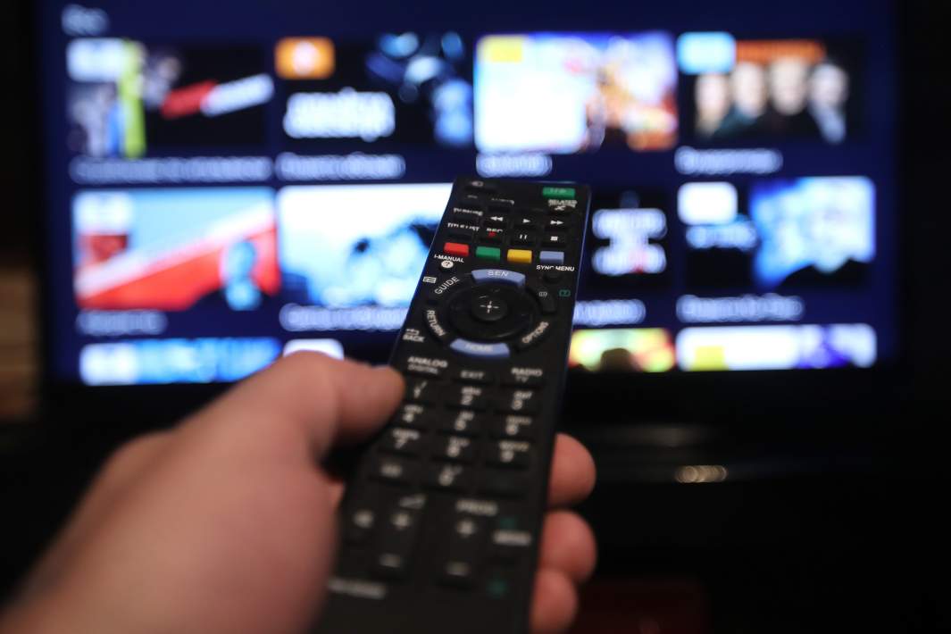 Пульт на фоне телевизора