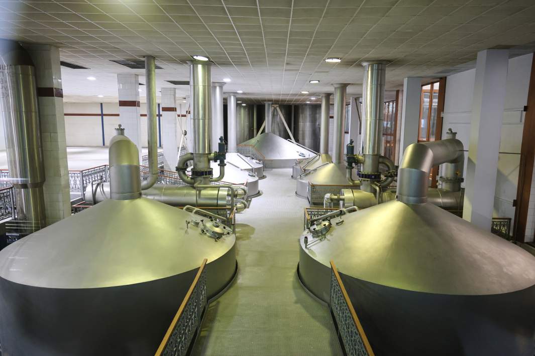 Оборудование в цеху на территории пивоваренного завода