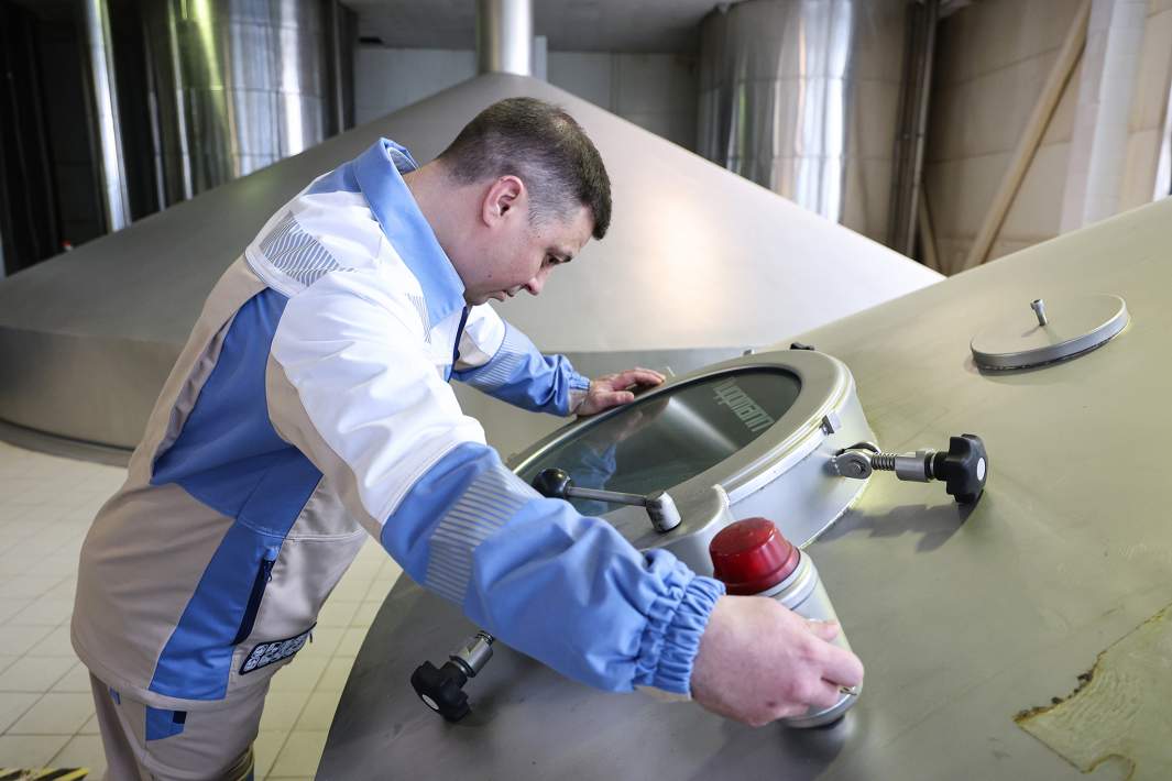 Сотрудник в цеху на территории пивоваренного завода