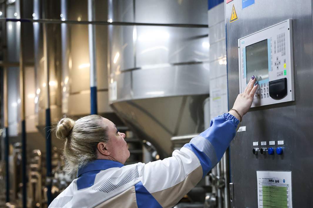 Сотрудница в цеху на территории пивоваренного завода