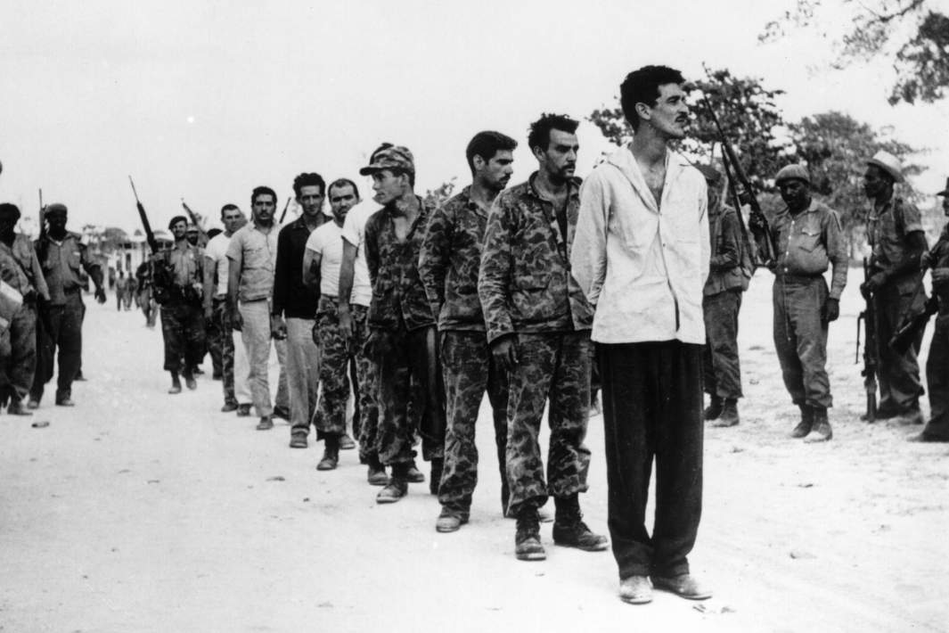 Сдавшиеся в плен интервенты на пляже Плая-Хирон. Апрель 1961 года