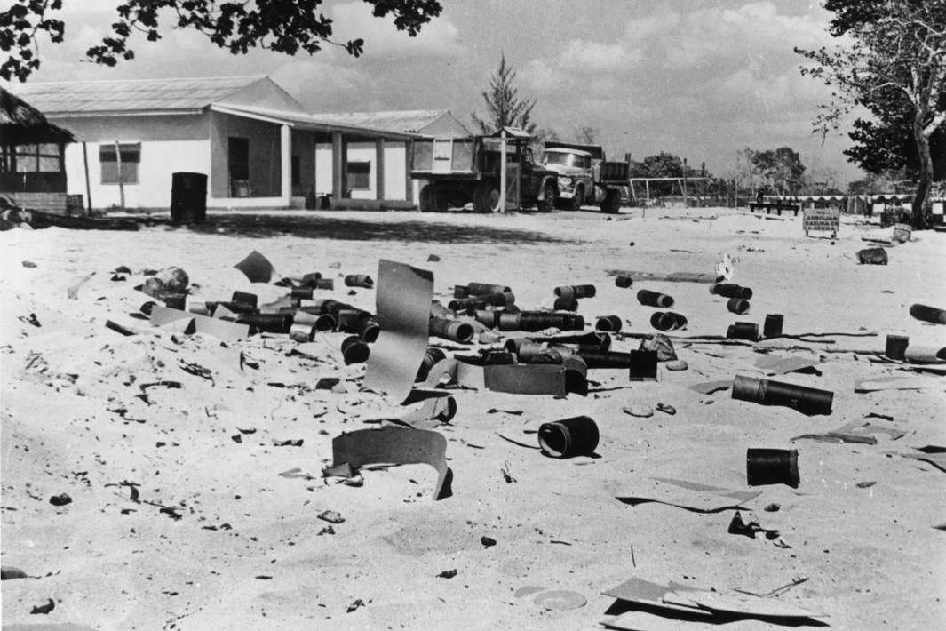Артиллерийские гильзы на пляже Плая-Хирон после боев. Апрель 1961 года