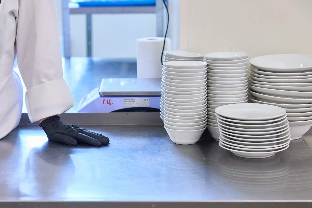 Посуда в школьной столовой 