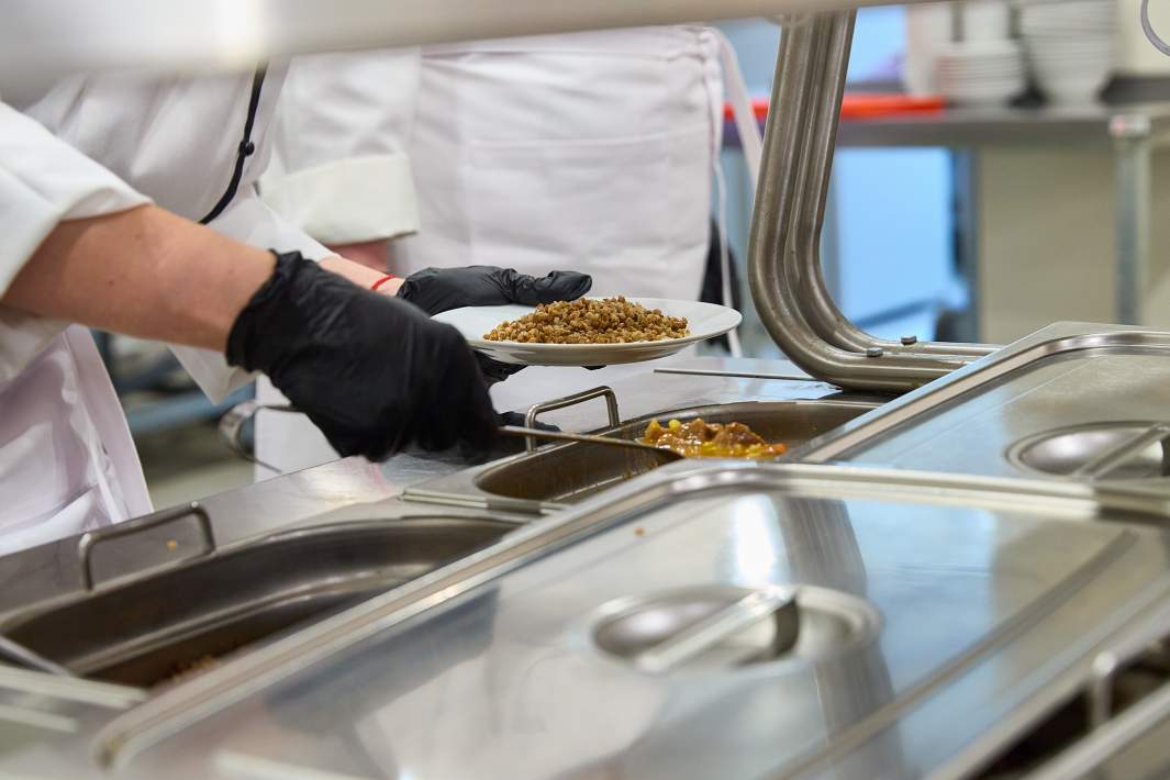 Еда в столовой 