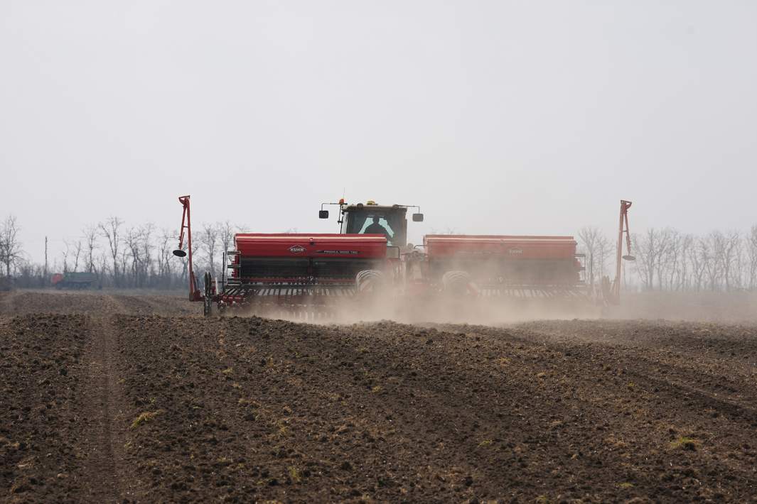 Трактор в поле 