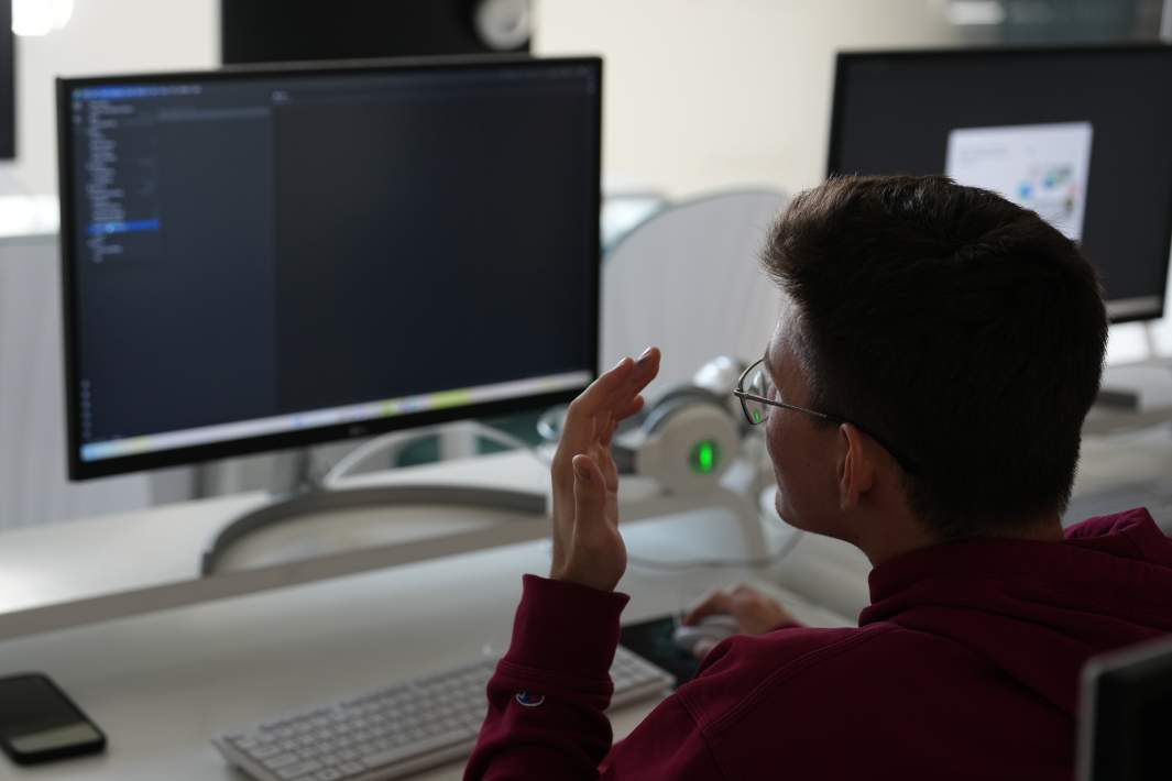 Программист за работой 