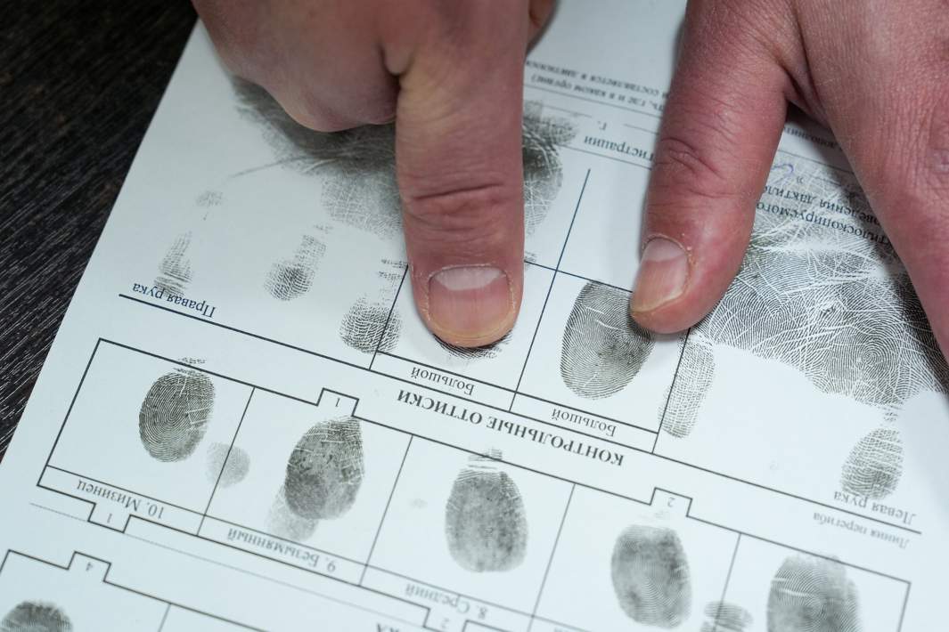 Снятие отпечатков пальцев в отделении полиции