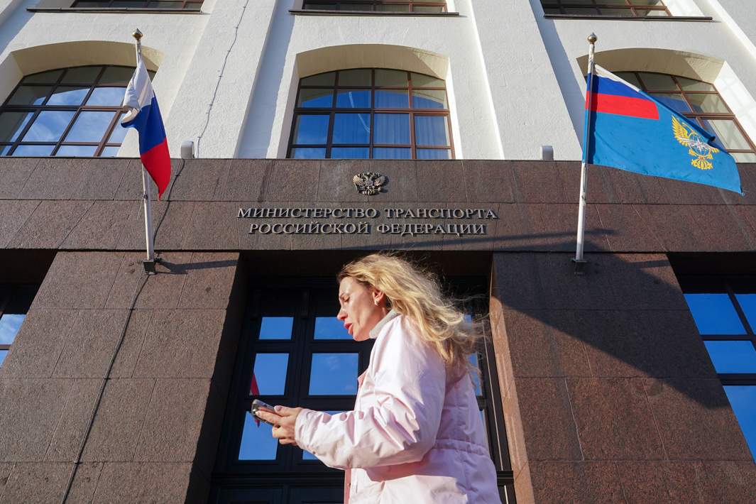 Девушка у здания Министерства транспорта Российской Федерации