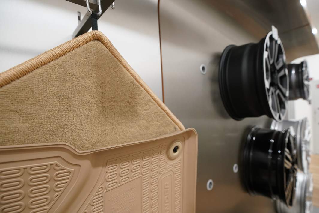 Покрышки и коврик в дилерском центре