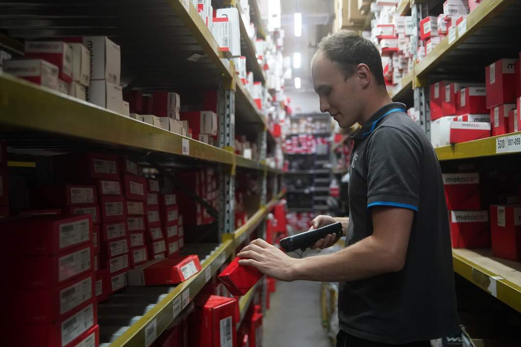 Работа операторов по продаже автомобильных товаров в автосервисе