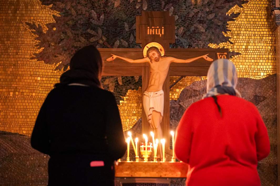 Верующие в храме 