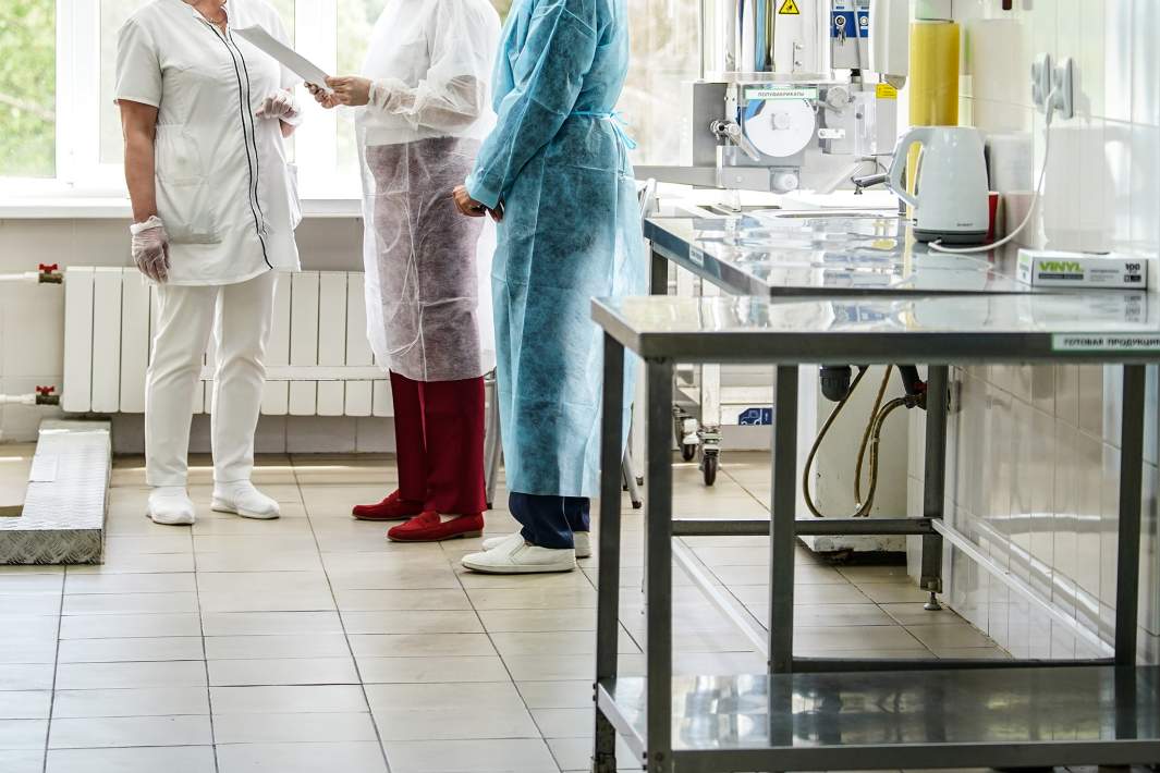 Сотрудник Роспотребнадзора проверяет столовую 