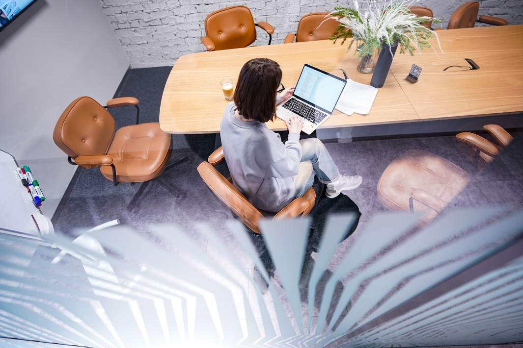 Женщина работает за ноутбуком 