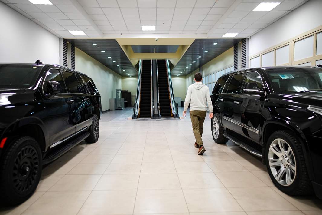 Покупатель в дилерском центре 