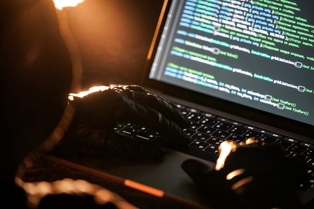 Мужчина печатает на клавиатуре 