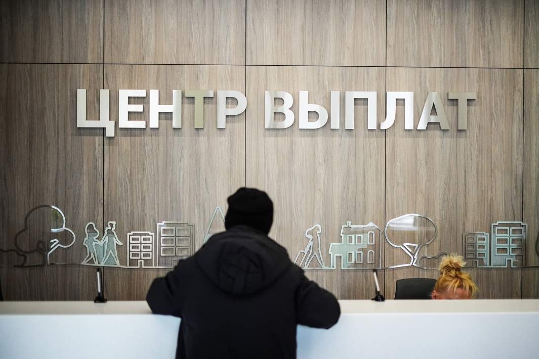 Мужчина в офисе страховой компании 