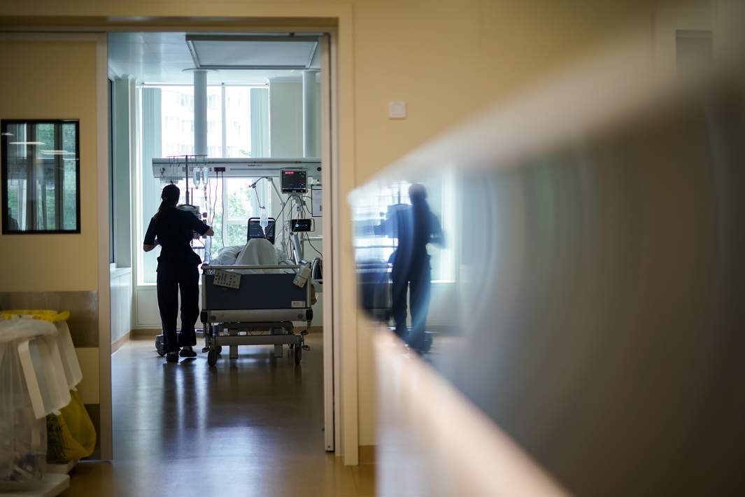 Медсестра в палате реанимации 