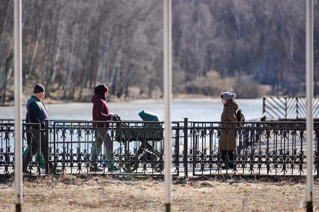 Женщина гуляет в парке с коляской 