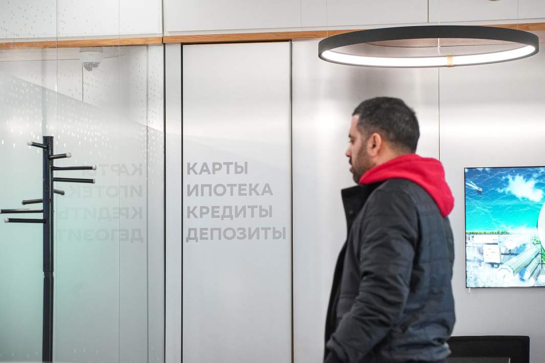 Мужчина в отделении банка 