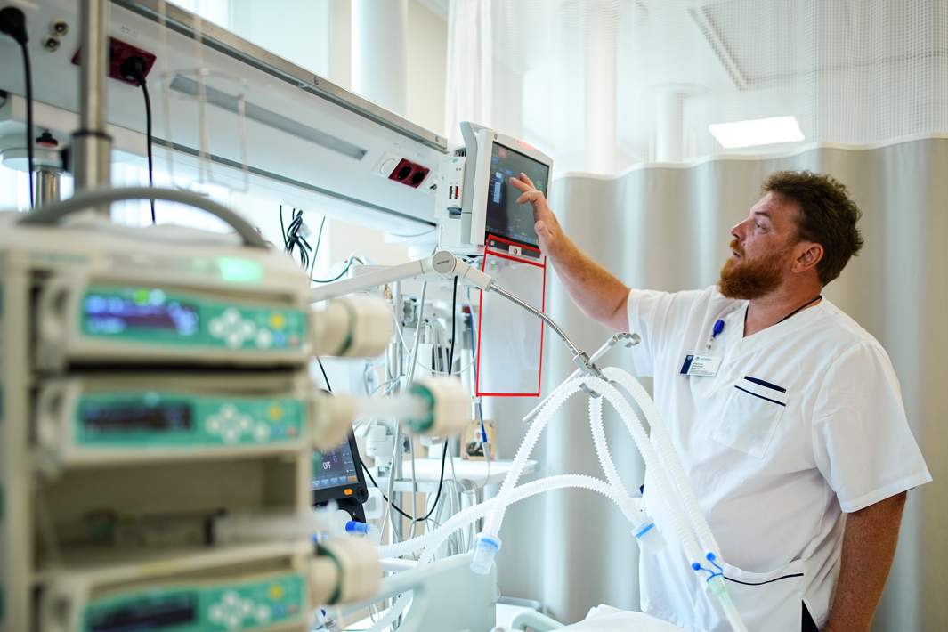 Врач в палате реанимации 