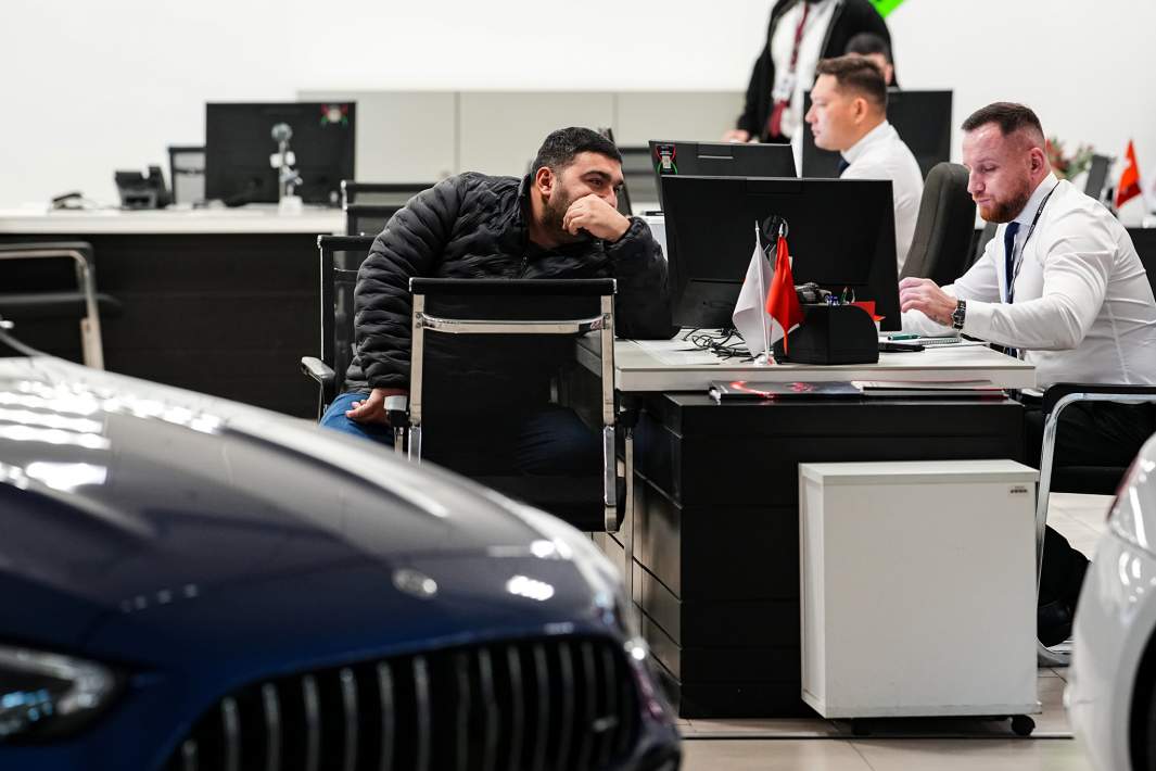 Покупатели в автосалоне 